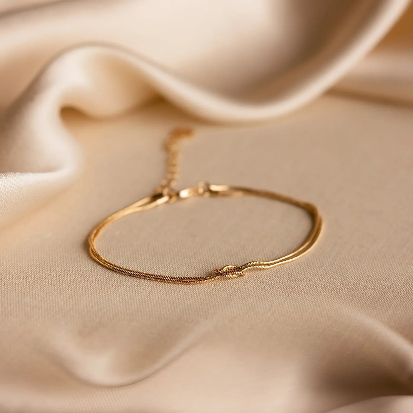 Forever Knot Bracelet – Meaningful Gift for Couples, Best Friends & Family